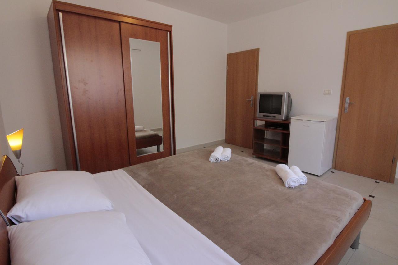 נובליה Studios & Rooms Fiesta מראה חיצוני תמונה