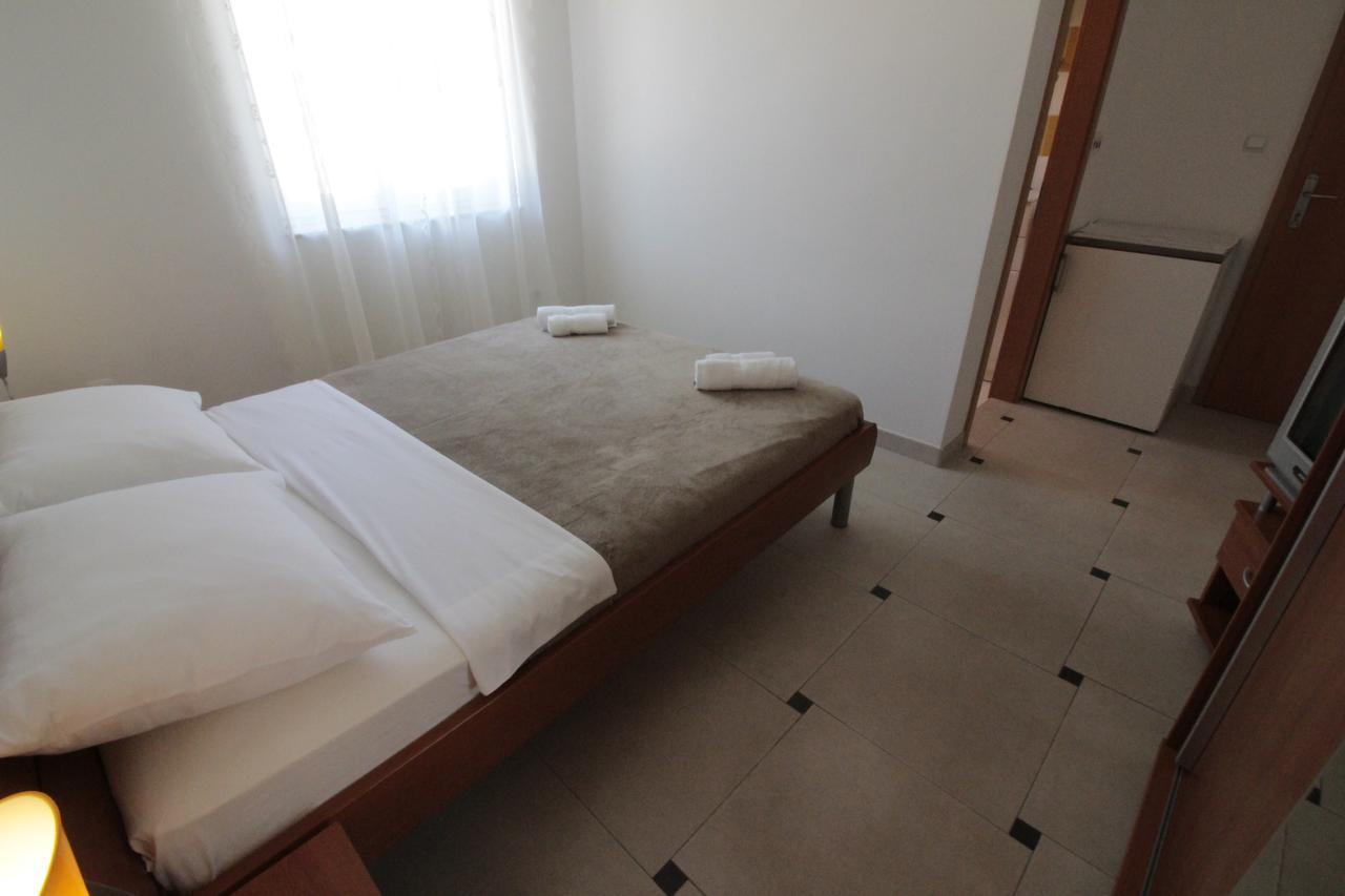נובליה Studios & Rooms Fiesta מראה חיצוני תמונה