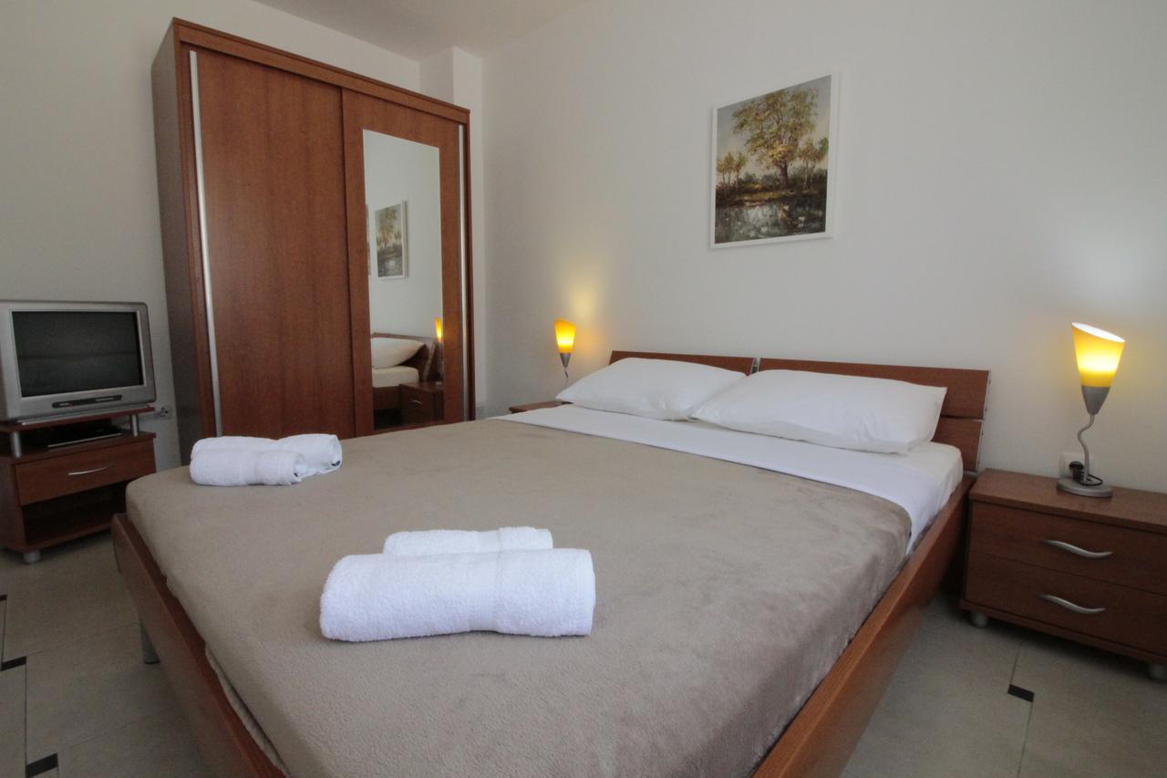 נובליה Studios & Rooms Fiesta מראה חיצוני תמונה